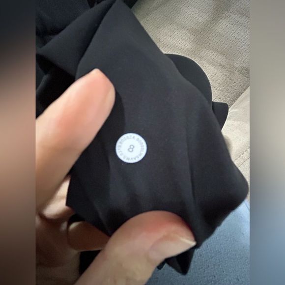 Lululemon On The Fly Crop *Woven 23" in Black - Picture 14 of 14